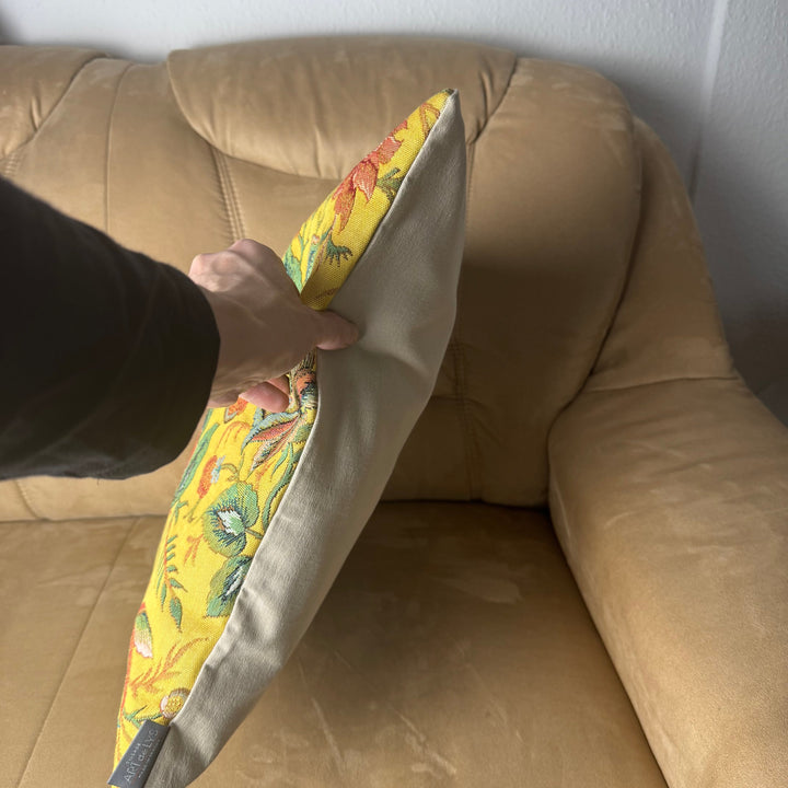 Cojín amarillo – motivo de peonías, estilo Toile de Jouy (tejido jacquard)