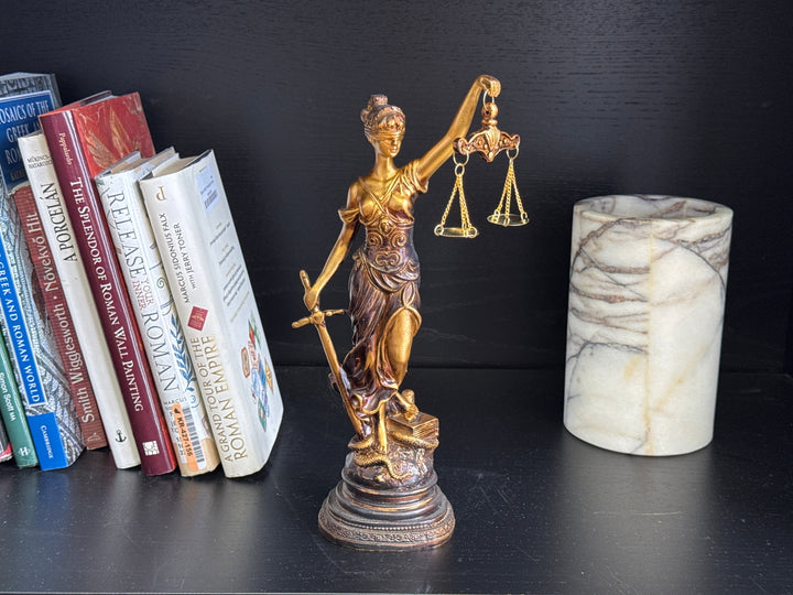Escultura de la Dama Justicia – Símbolo de Ley y Equidad (Pequeña, Acabado Latón Oscuro)