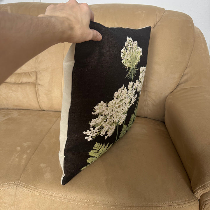 Cojín negro – flores de umbela decorativas (tejido jacquard)