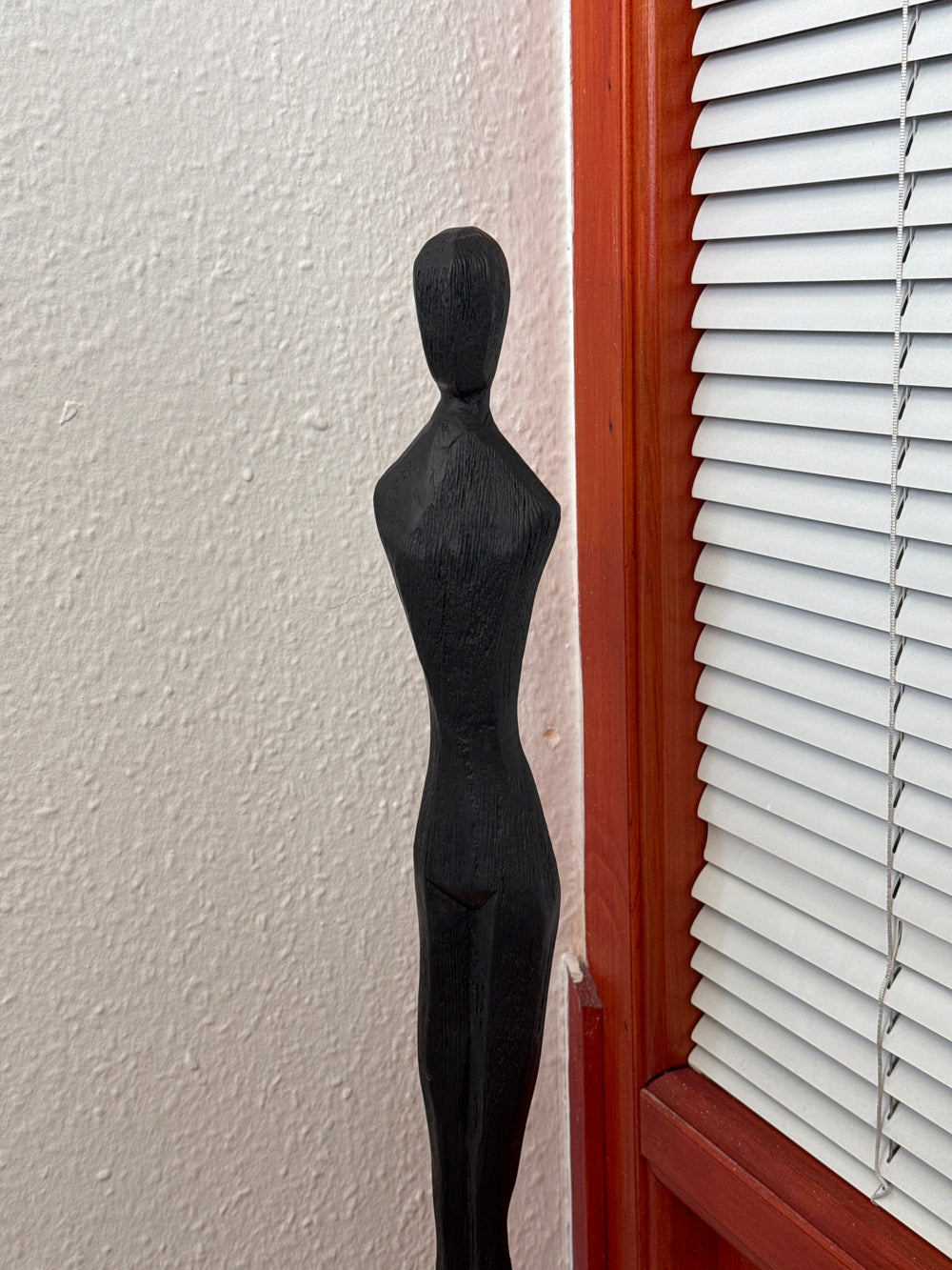 Escultura Femenina Minimalista en Negro – Figura Abstracta Estilizada