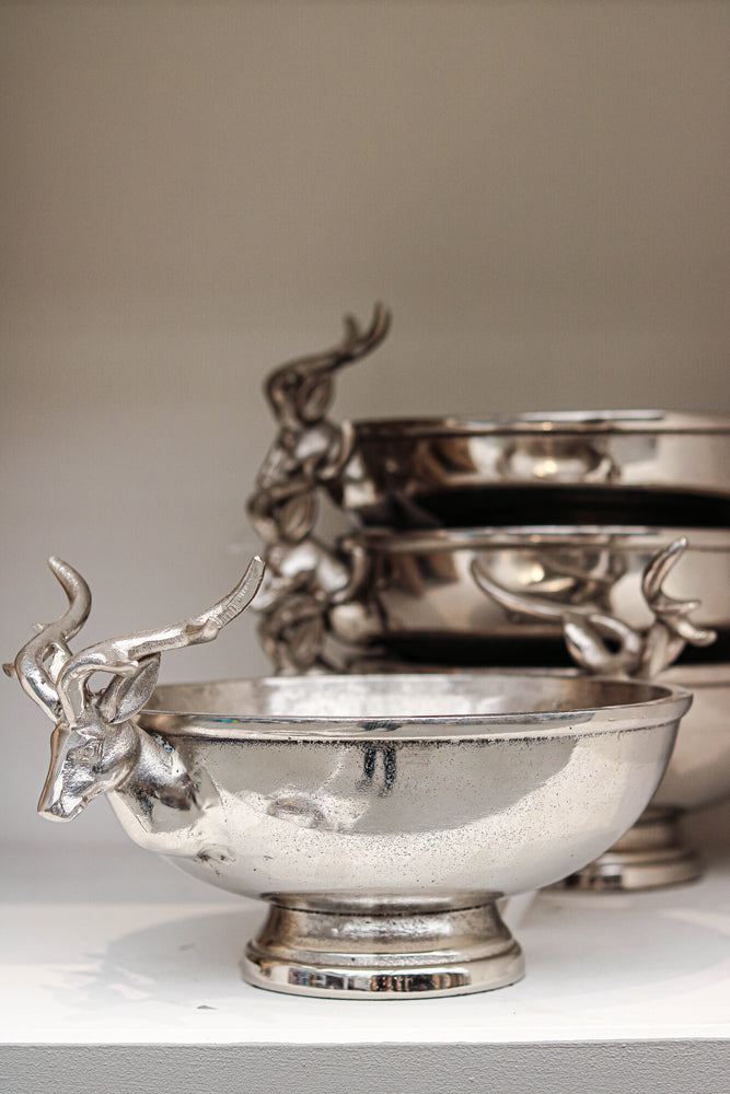 Centro de Mesa Plateado con Asas de Cabezas de Ciervo