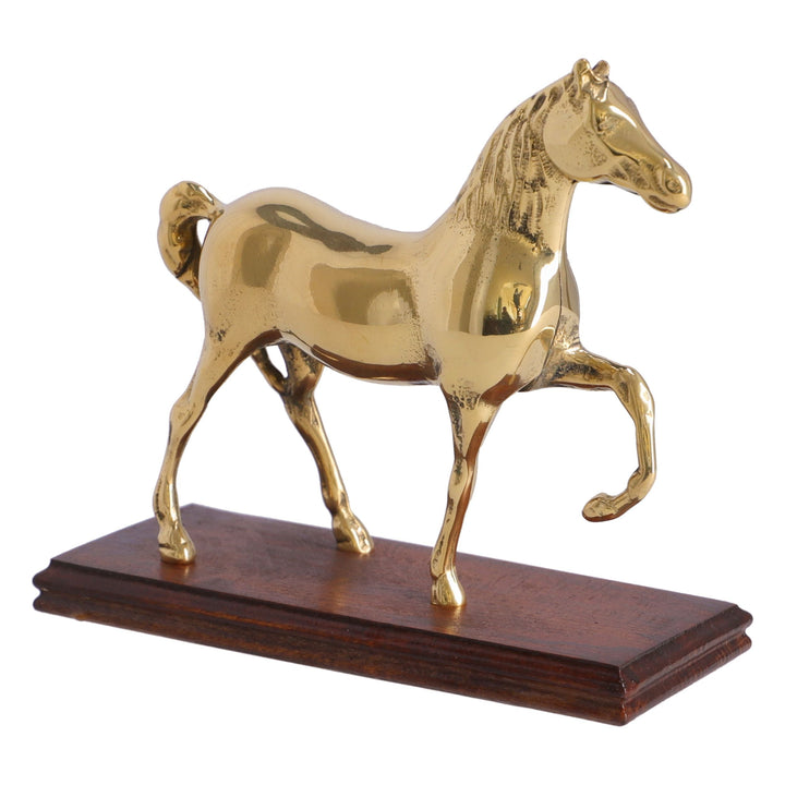 Escultura de caballo en latón con base de madera
