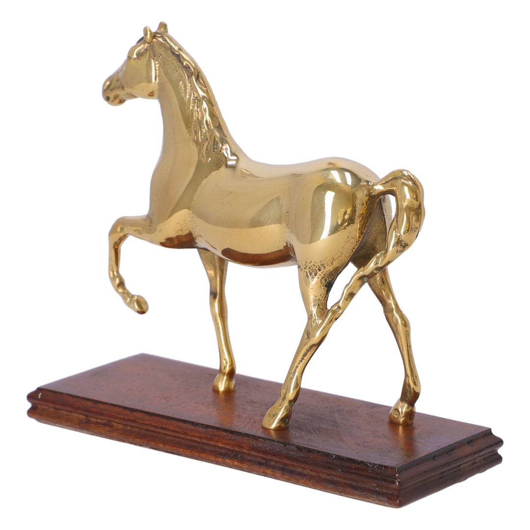Escultura de caballo en latón con base de madera