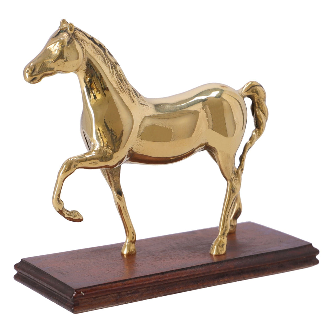 Escultura de caballo en latón con base de madera