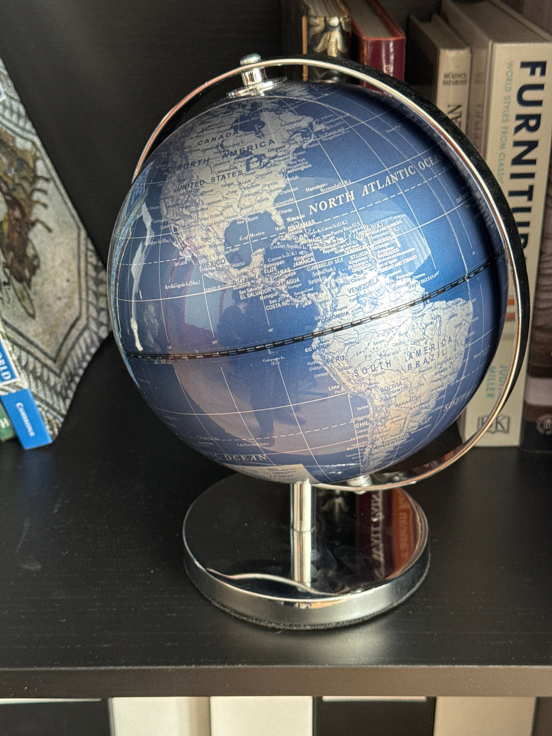 Globo Terráqueo Plateado y Azul