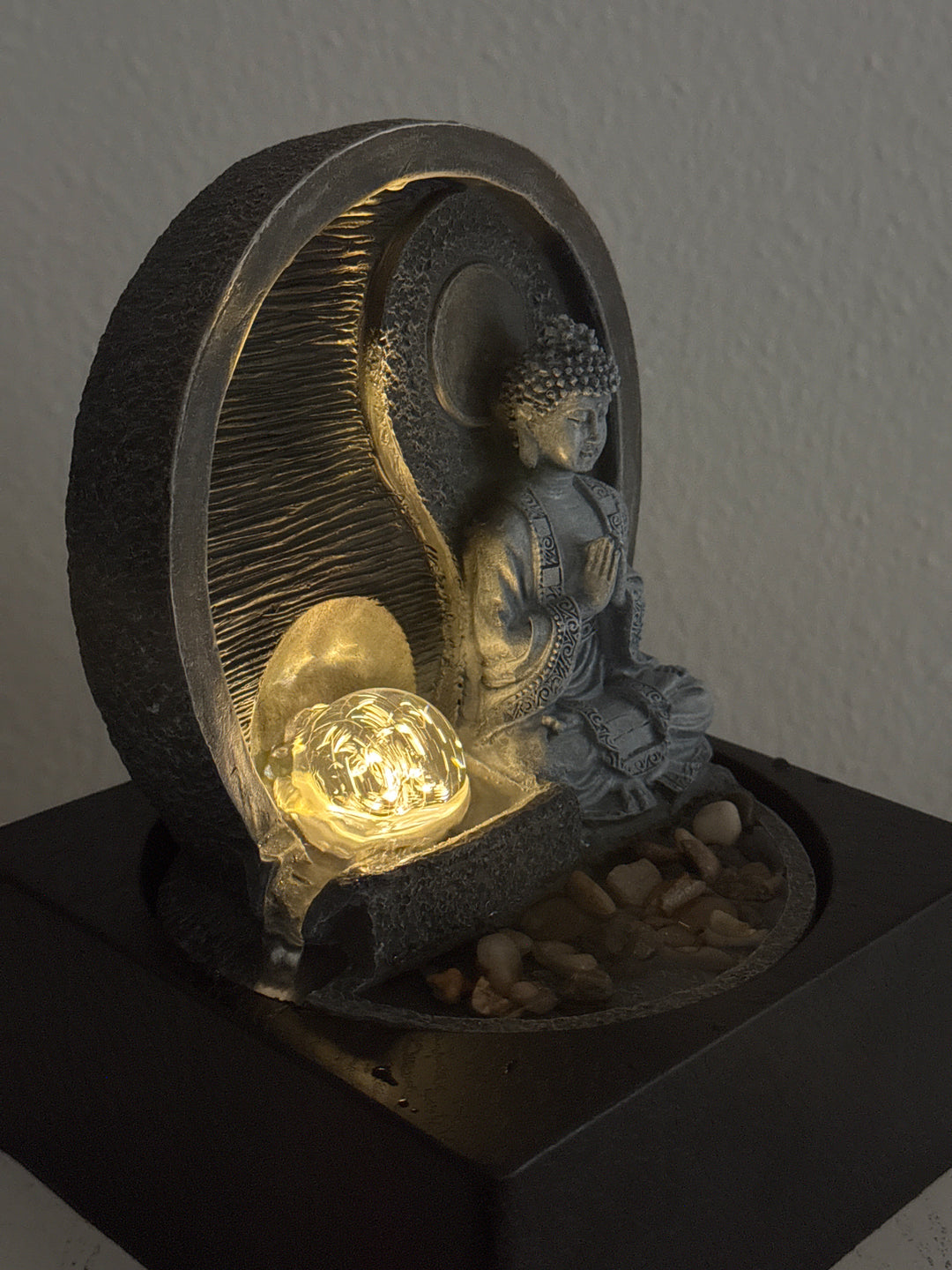 Fuente Interior de Buda Meditando – Zen con Luz y Agua