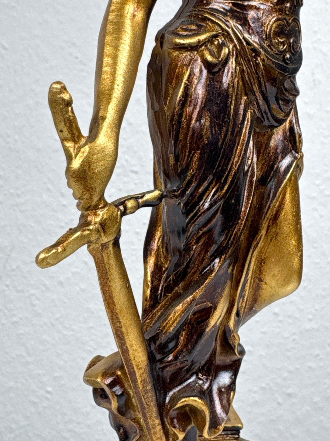 Escultura de la Dama Justicia – Símbolo de Ley y Equidad (Pequeña, Acabado Latón Oscuro)