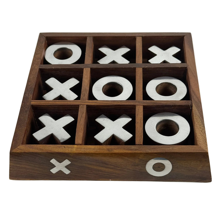 Tablero de tres en raya de madera con piezas de hierro