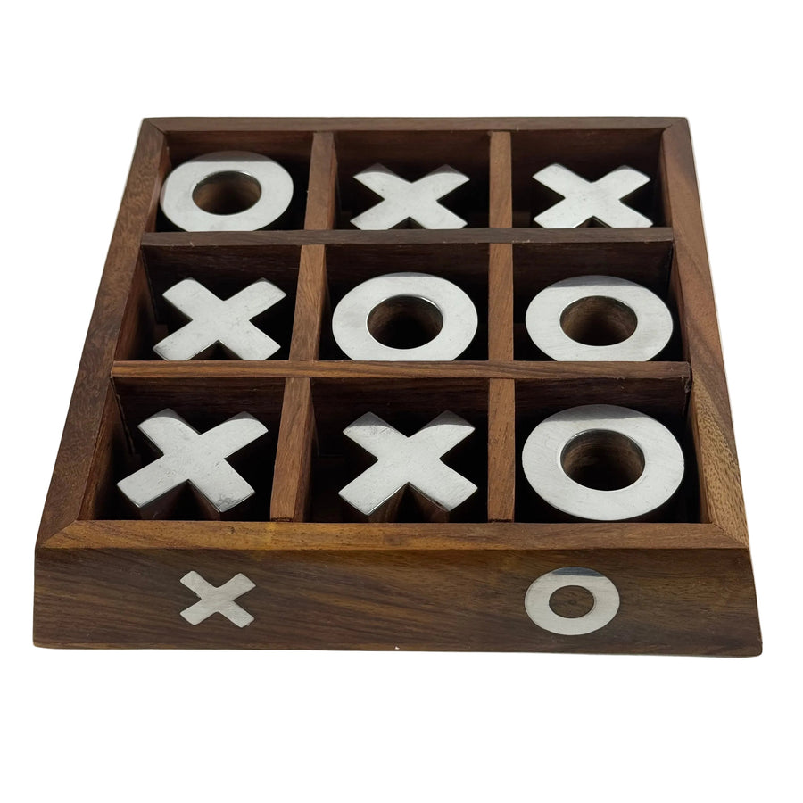 Tablero de tres en raya de madera con piezas de hierro
