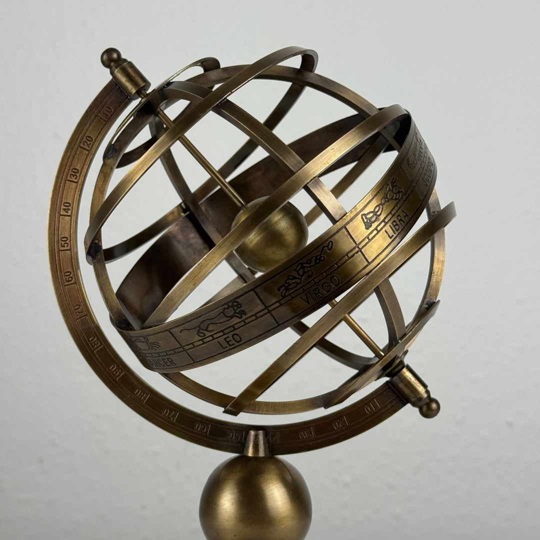 Pequeña esfera armilar de latón (Escultura de latón)