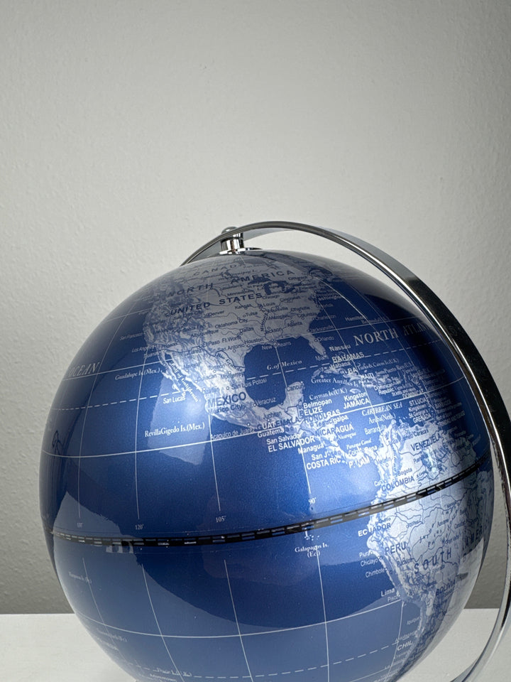 Globo Terráqueo Plateado y Azul