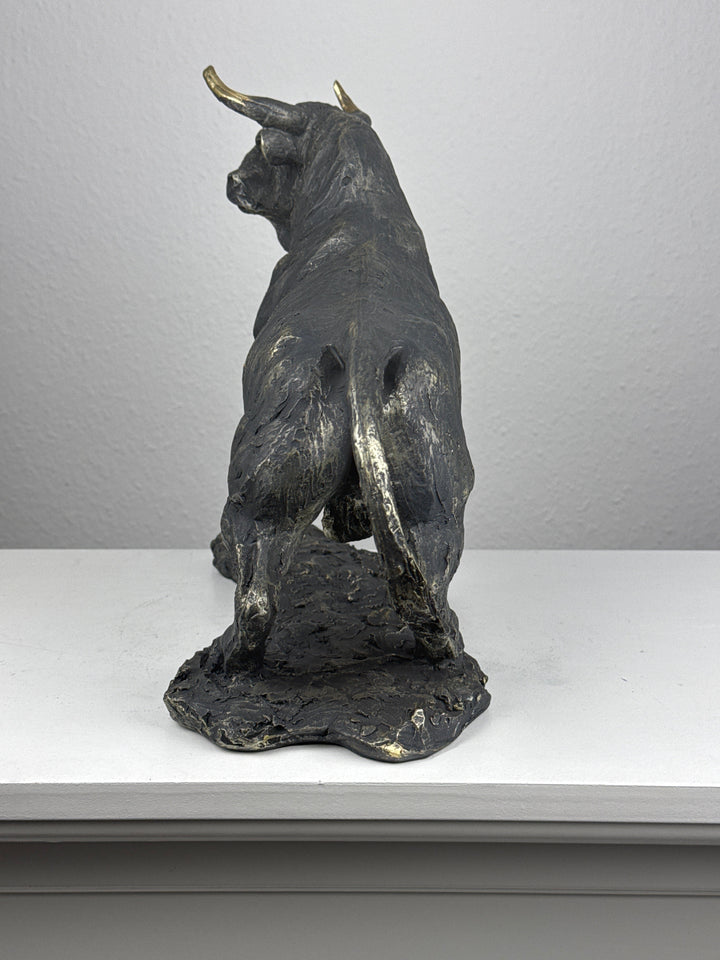 Estatua de Toro en Posición de Embestida (Acabado en Latón Oscurecido)