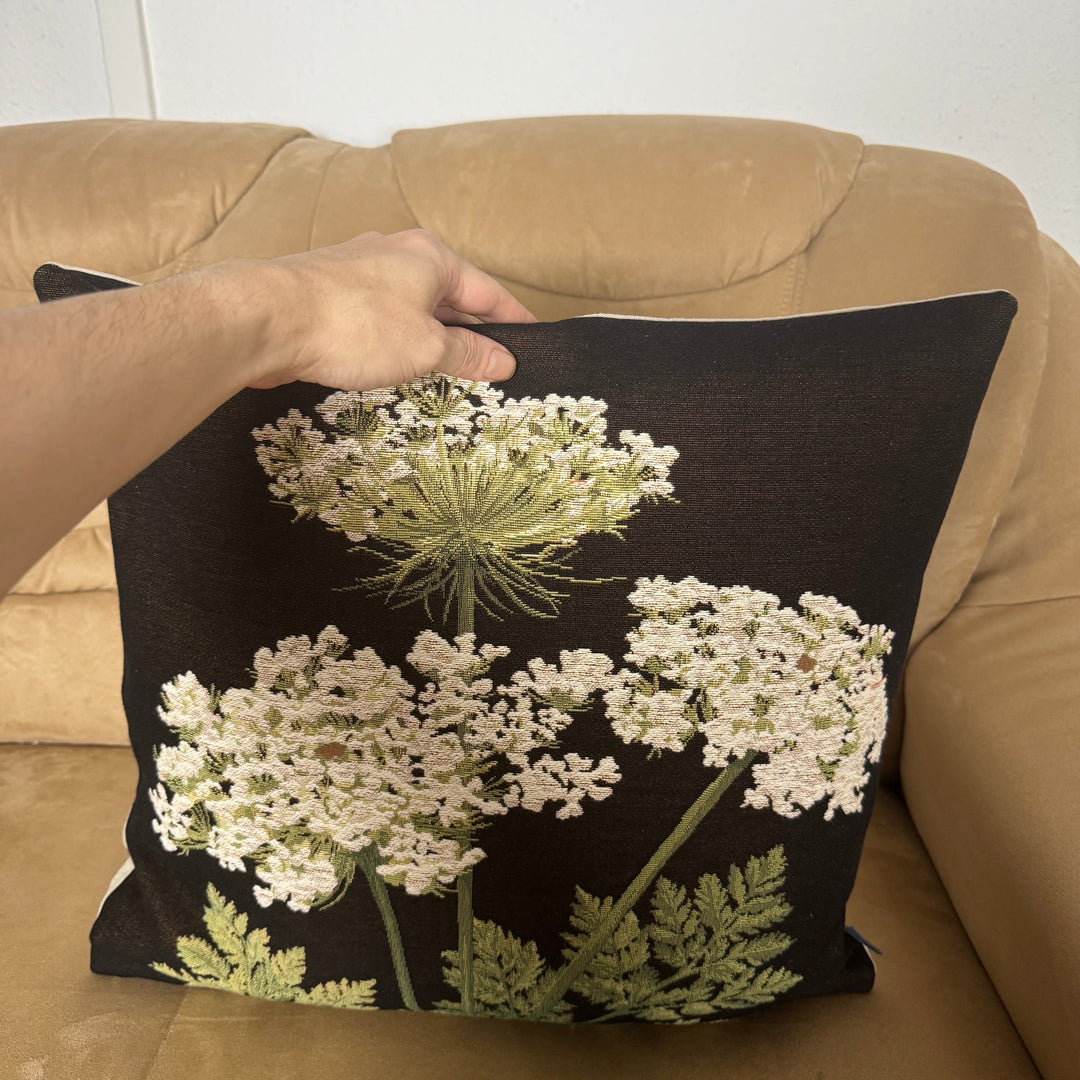Cojín negro – flores de umbela decorativas (tejido jacquard)