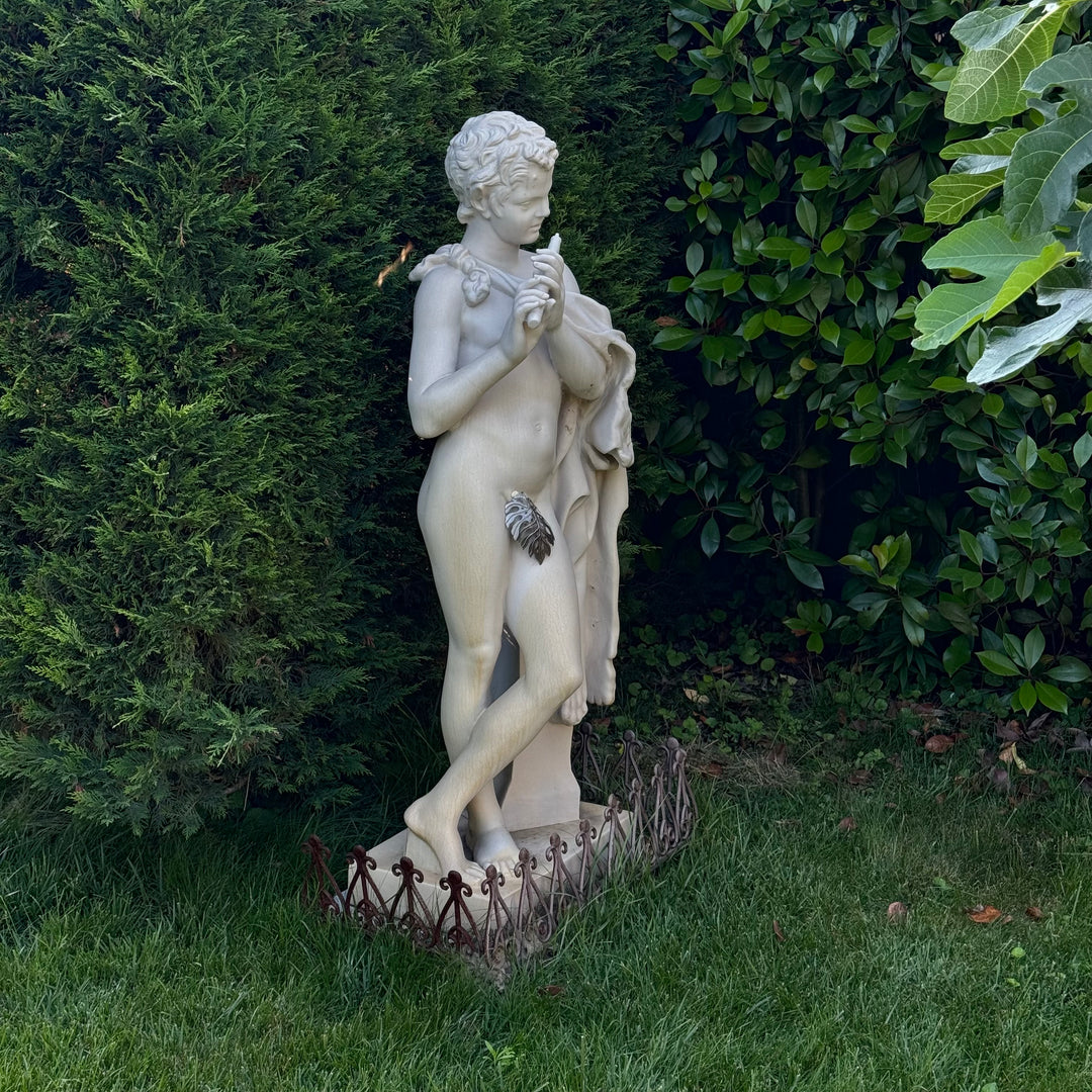 Estatua de sátiro tocando la flauta