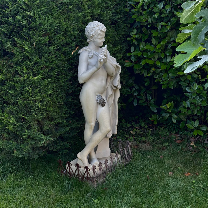 Estatua de sátiro tocando la flauta