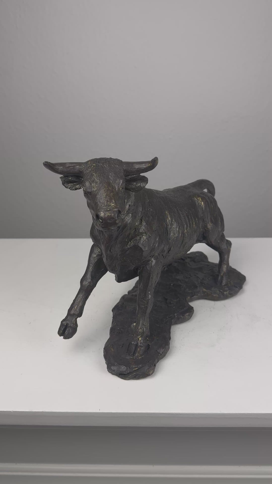 Estatua de Toro – Símbolo Animal de Fuerza (Acabado en Latón Oscurecido)