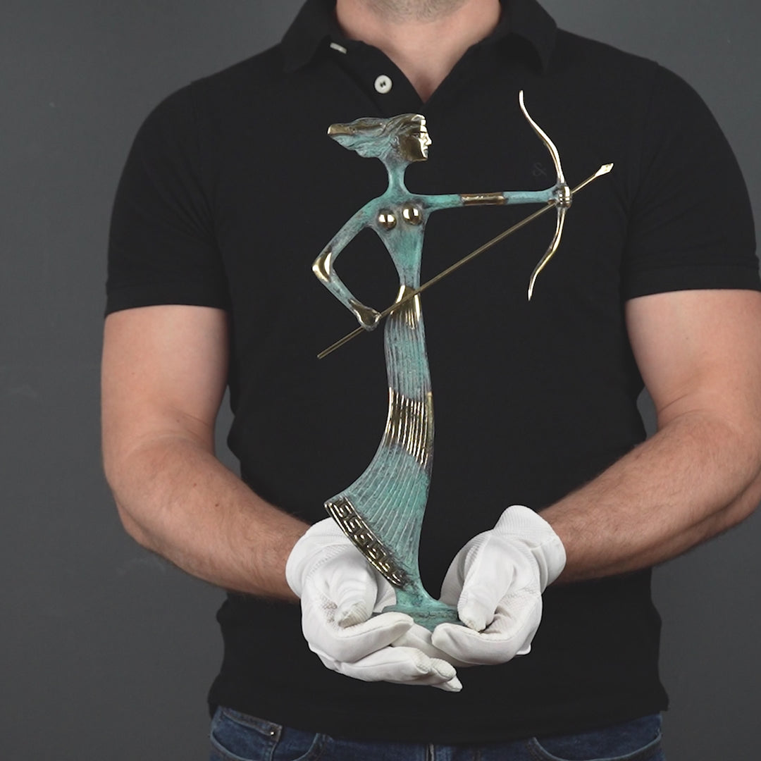 Estatua de Artemisa — diosa griega de la caza (Escultura de latón)