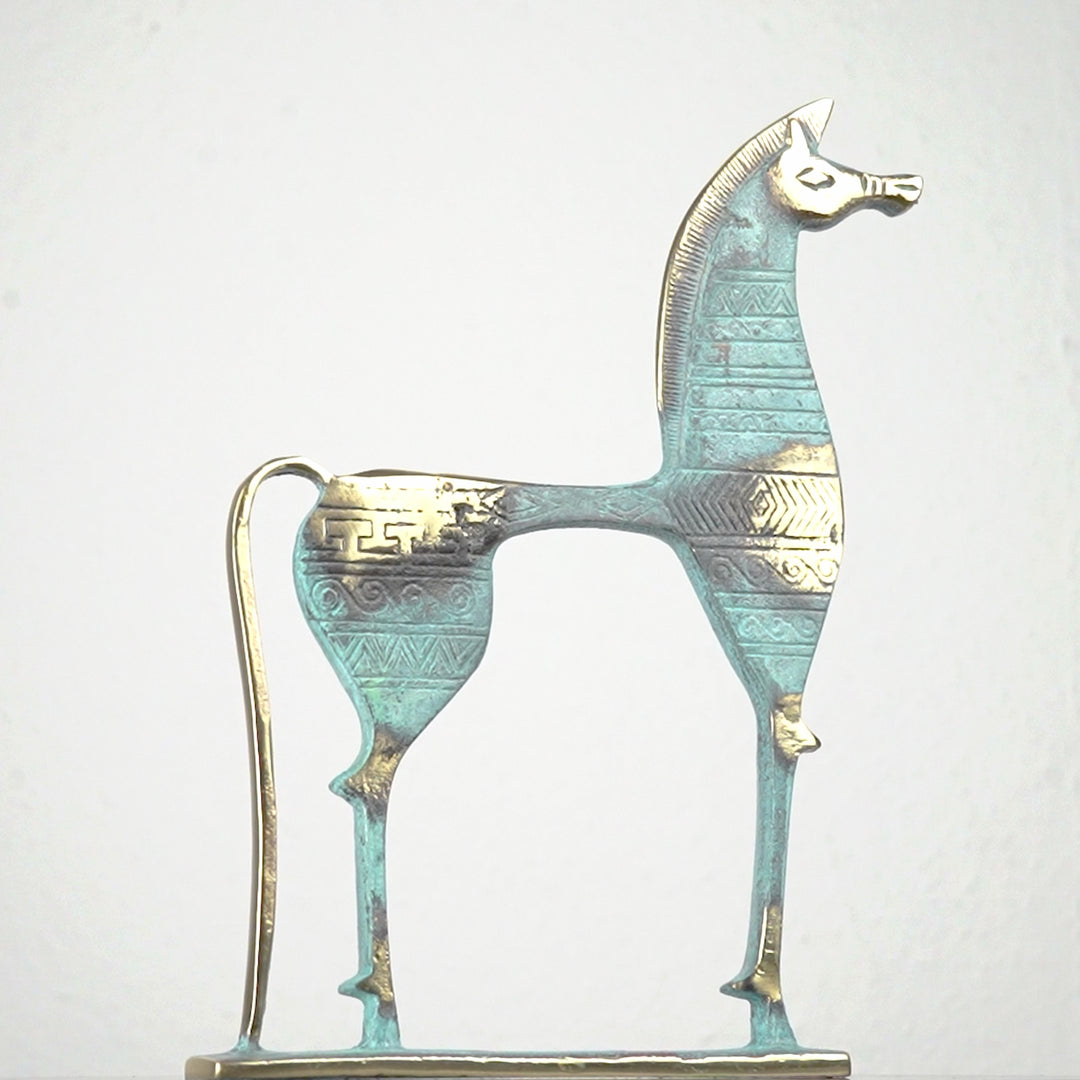 Estatua de Artemisa — diosa griega de la caza (Escultura de latón)