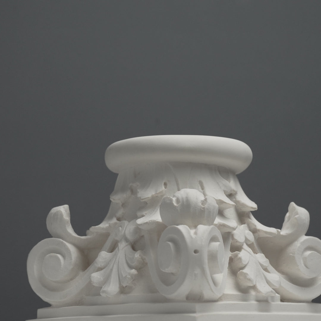 Estatua de Capitel Romano – Escultura Inspirada en la Arquitectura Clásica
