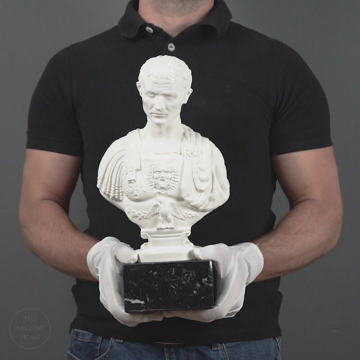 Busto de Julio César con coraza – según Andrea Ferrucci (sobre base de mármol negro)