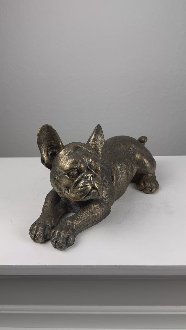 Estatua de Bulldog Encantador – Bulldog Francés Acostado (Acabado en Bronce)
