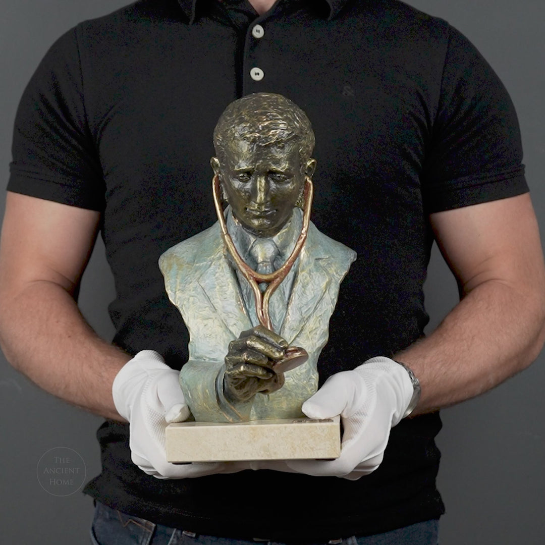 Escultura Médico de Anglada sobre Base de Mármol