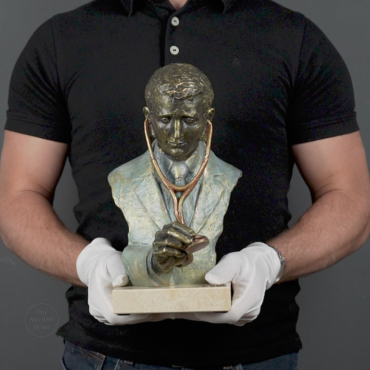 Escultura Médico de Anglada sobre Base de Mármol