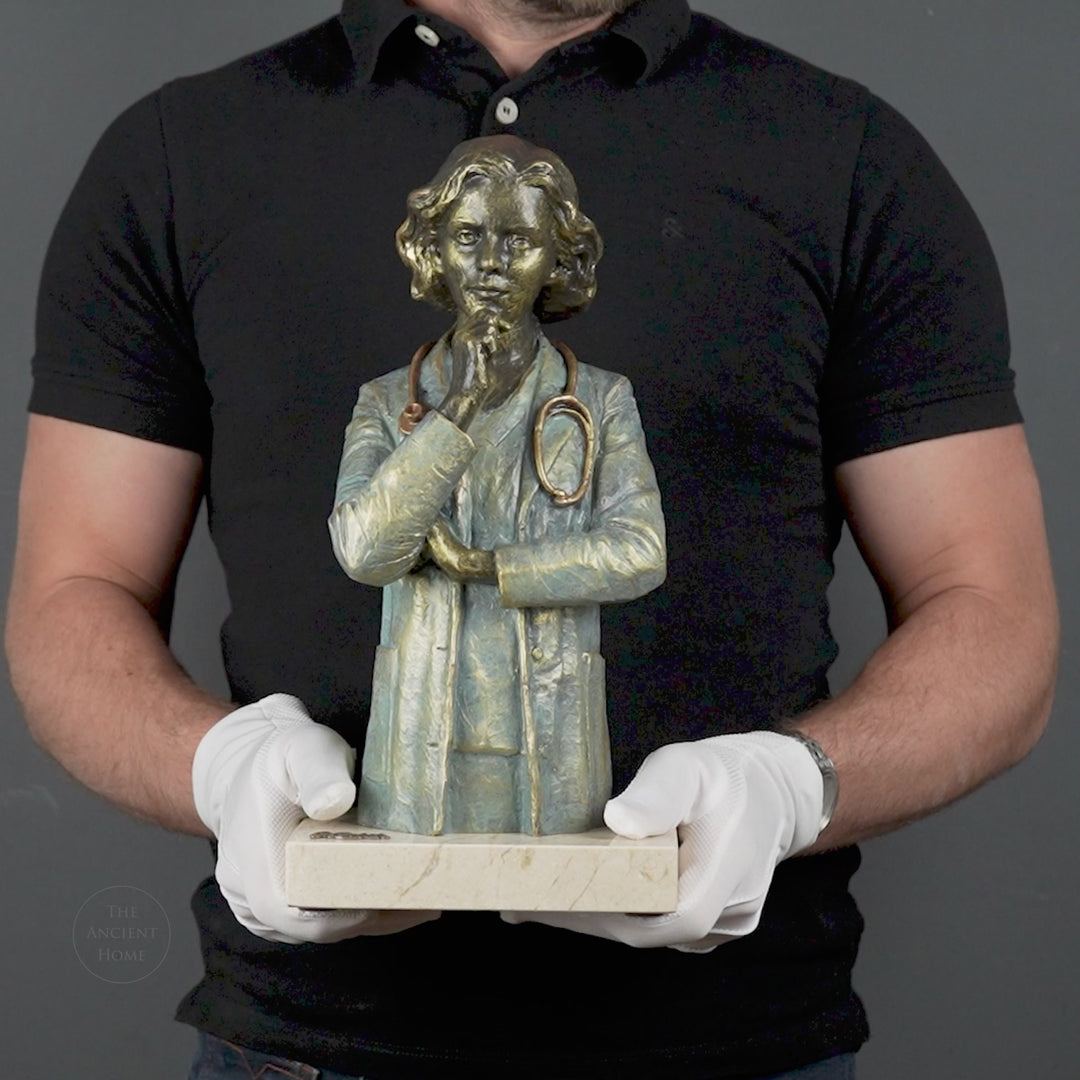 Escultura Doctora de Anglada sobre Base de Mármol