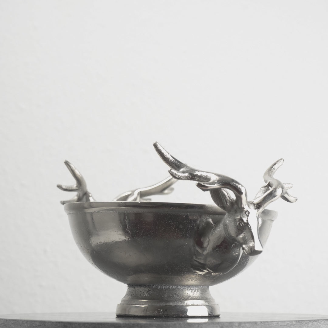 Centro de Mesa Plateado con Asas de Cabezas de Ciervo