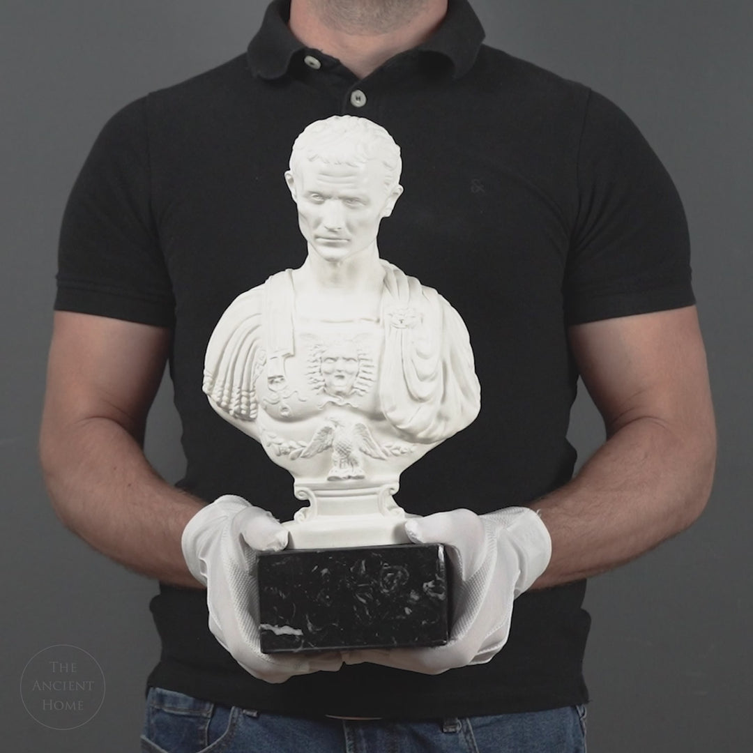 Busto de Julio César con coraza – según Andrea Ferrucci