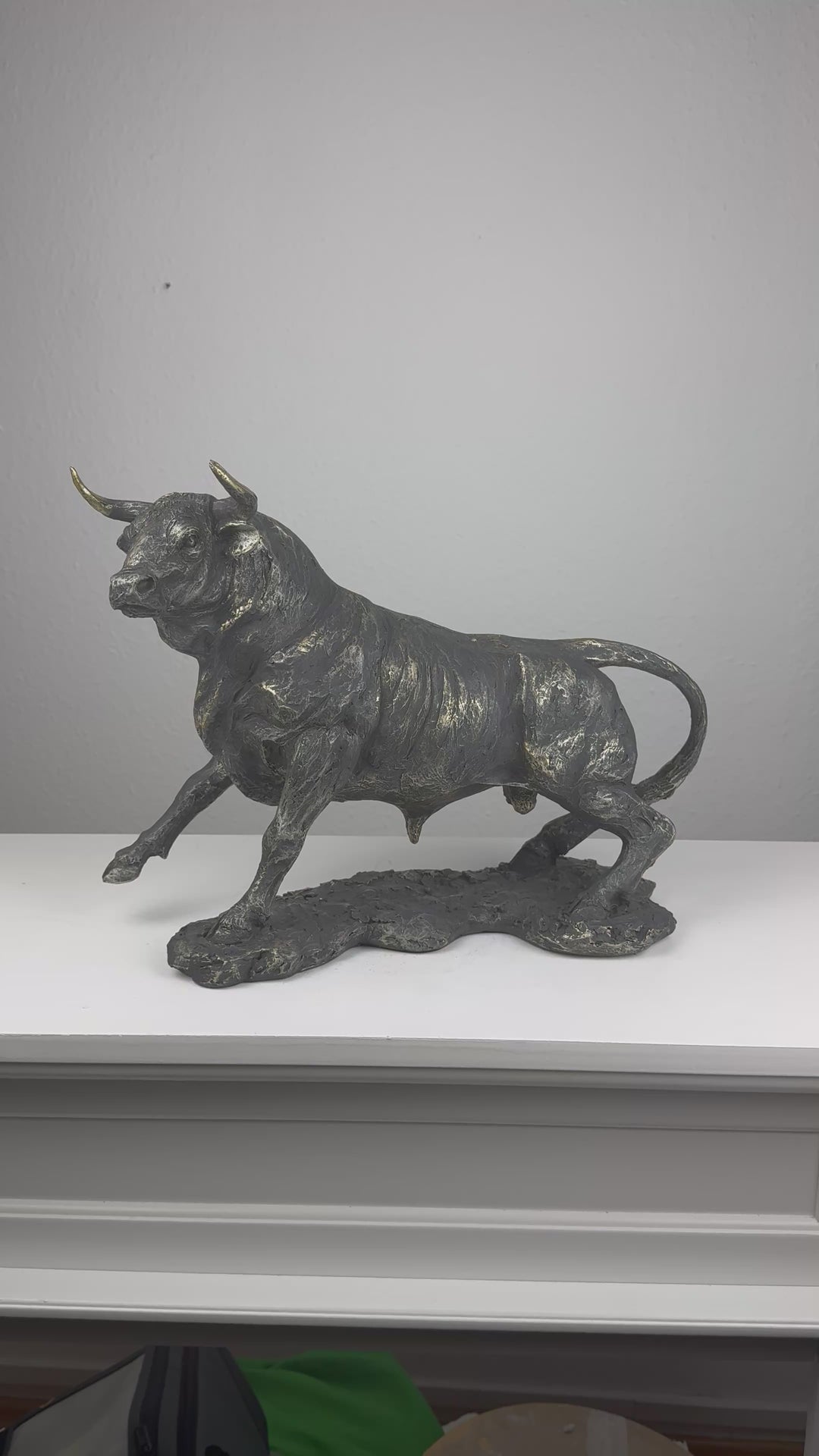 Estatua de Toro en Posición de Embestida (Acabado en Latón Oscurecido)