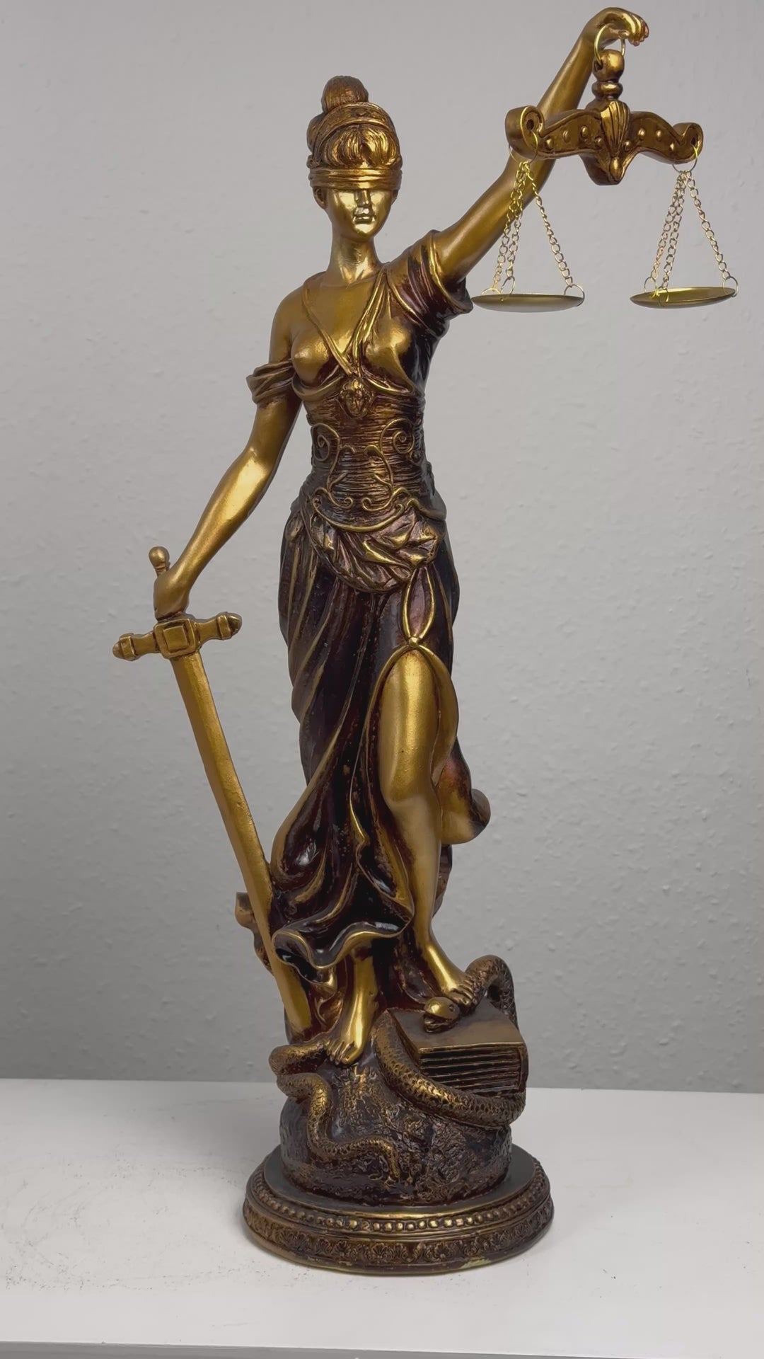 Escultura de la Dama Justicia – Símbolo de Ley y Equidad (Grande, Acabado Latón Oscuro)