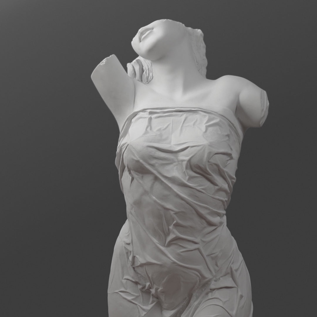 Escultura de Torso Femenino Drapado — Interpretación Contemporánea de una Forma Clásica