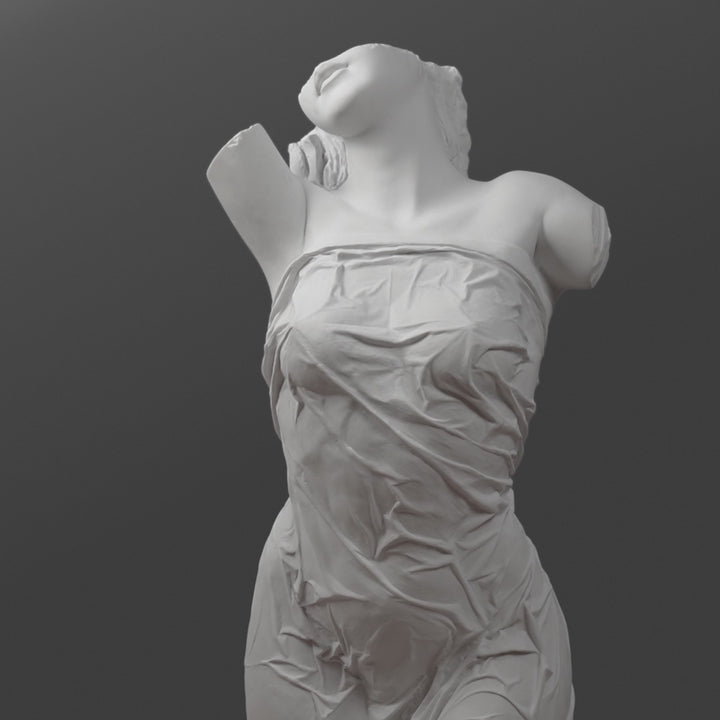 Escultura de Torso Femenino Drapado — Interpretación Contemporánea de una Forma Clásica