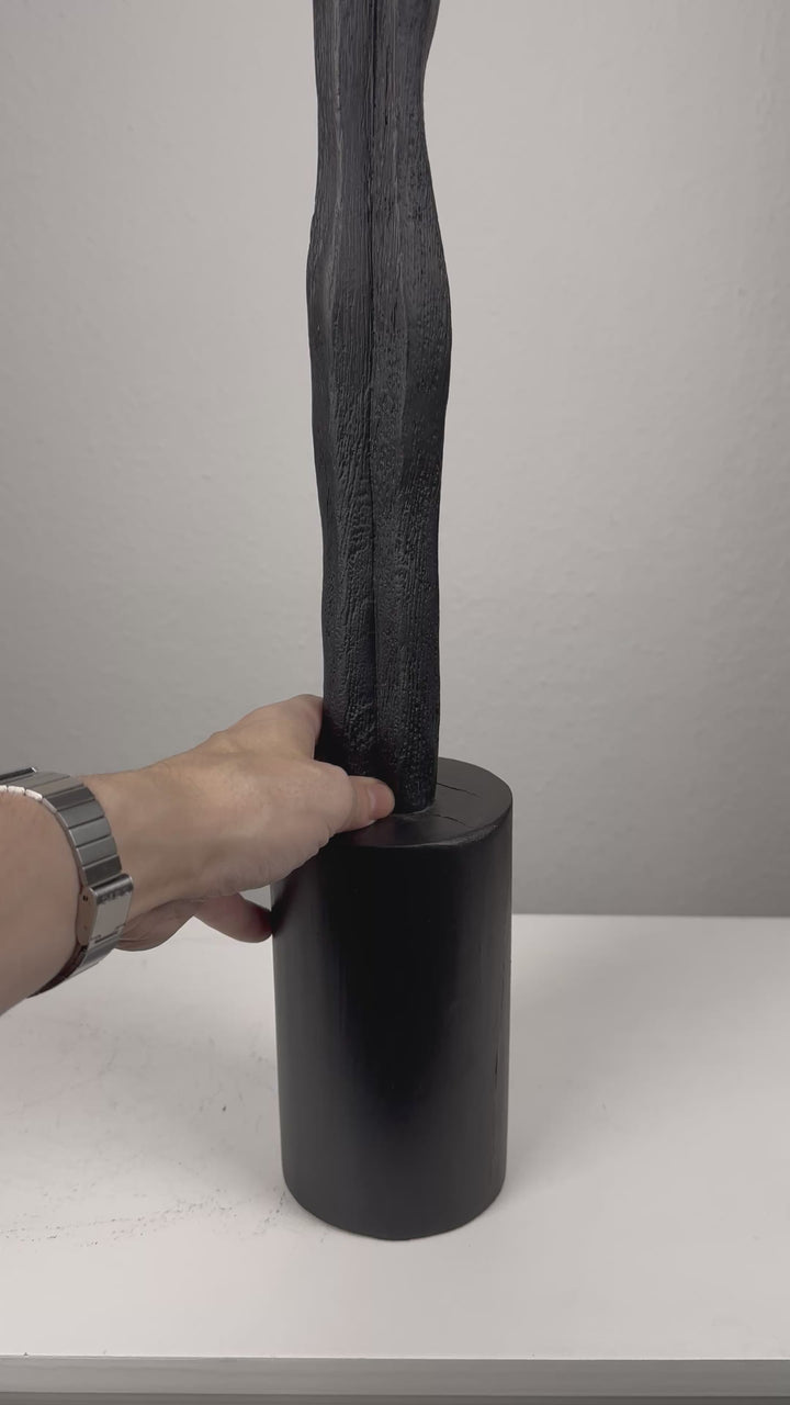Escultura Femenina Minimalista en Negro – Figura Abstracta Estilizada
