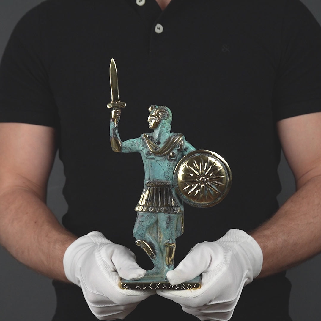 Estatua de Alejandro Magno — guerrero con espada y escudo (Escultura de latón)