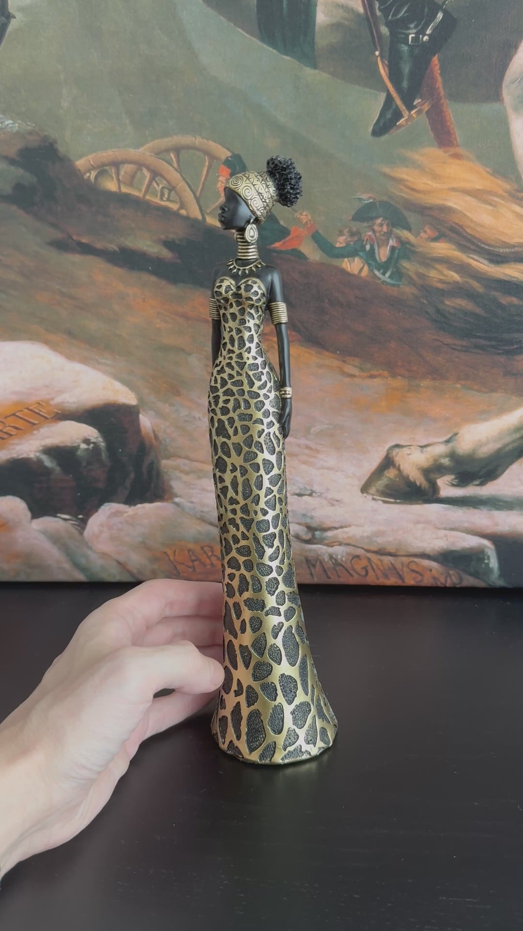Estatua de Mujer Africana con Vestido de Leopardo Elegante