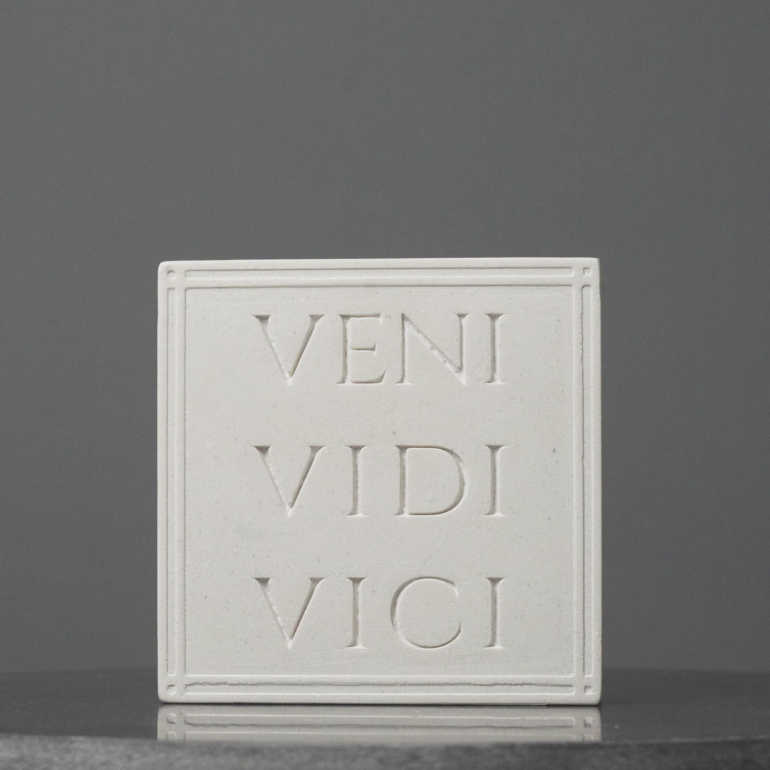 Sujetalibros Veni Vidi Vici – Escultura en relieve romana