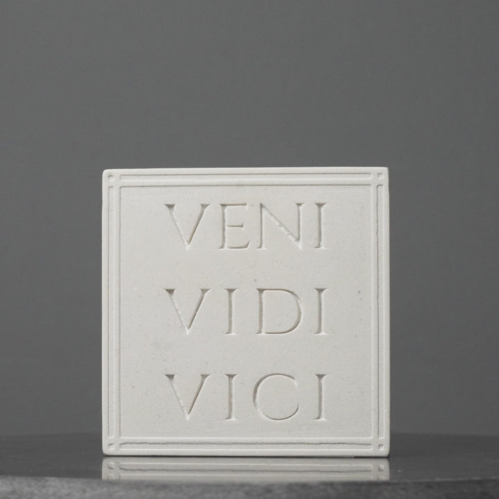 Sujetalibros Veni Vidi Vici – Escultura en relieve romana