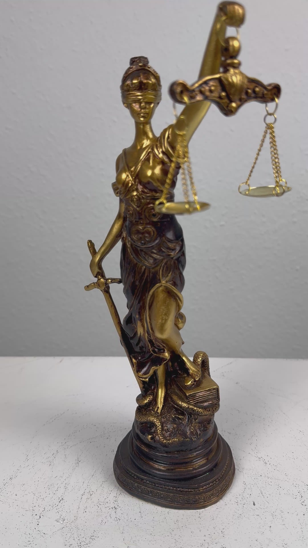 Escultura de la Dama Justicia – Símbolo de Ley y Equidad (Pequeña, Acabado Latón Oscuro)