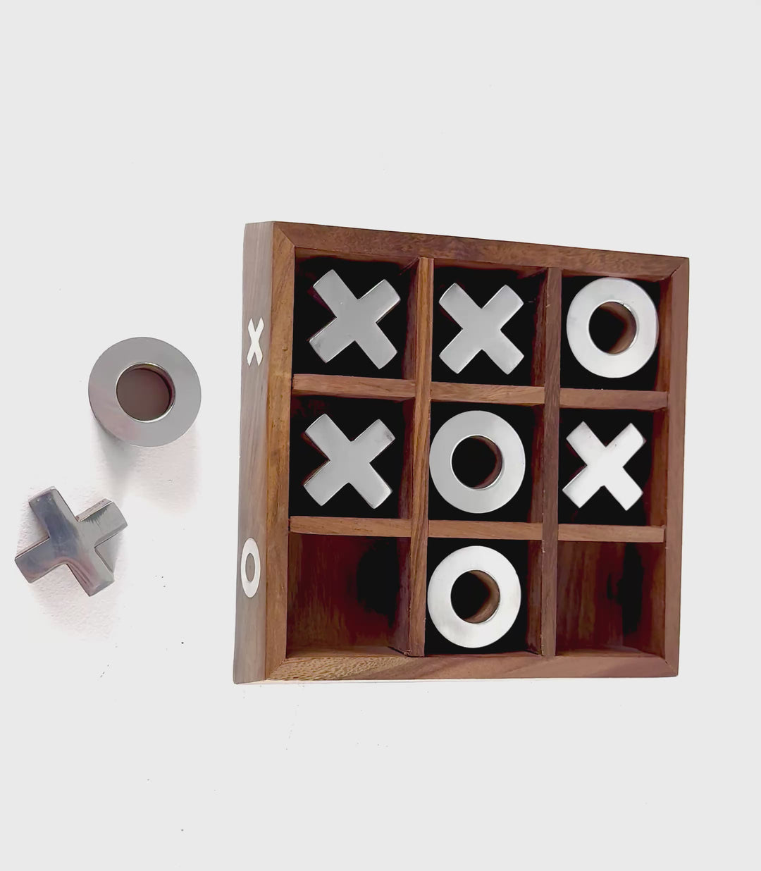 Tablero de tres en raya de madera con piezas de hierro