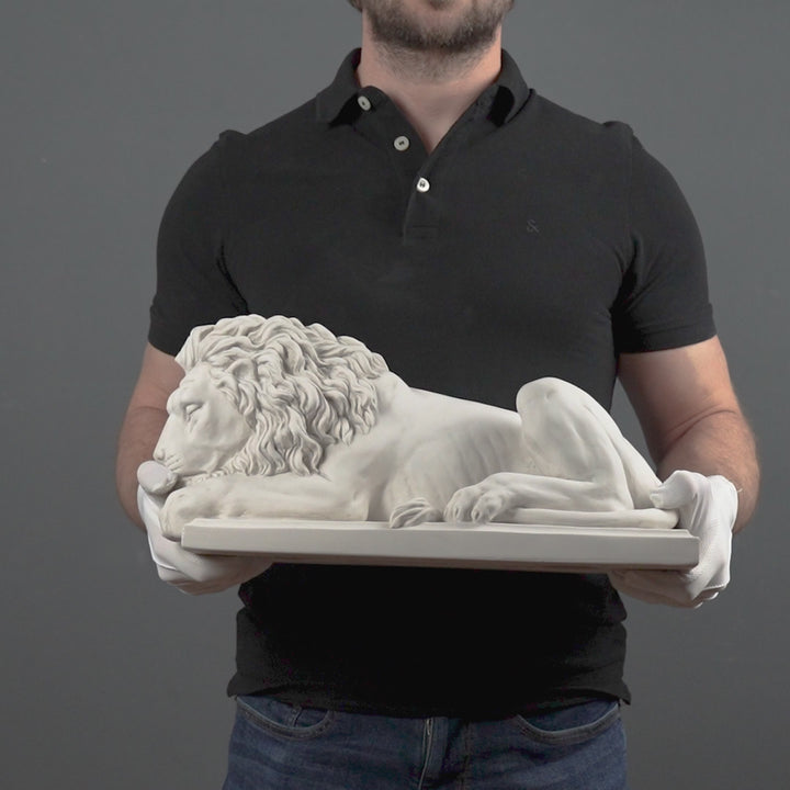 Estatuas de leones grandes en pareja