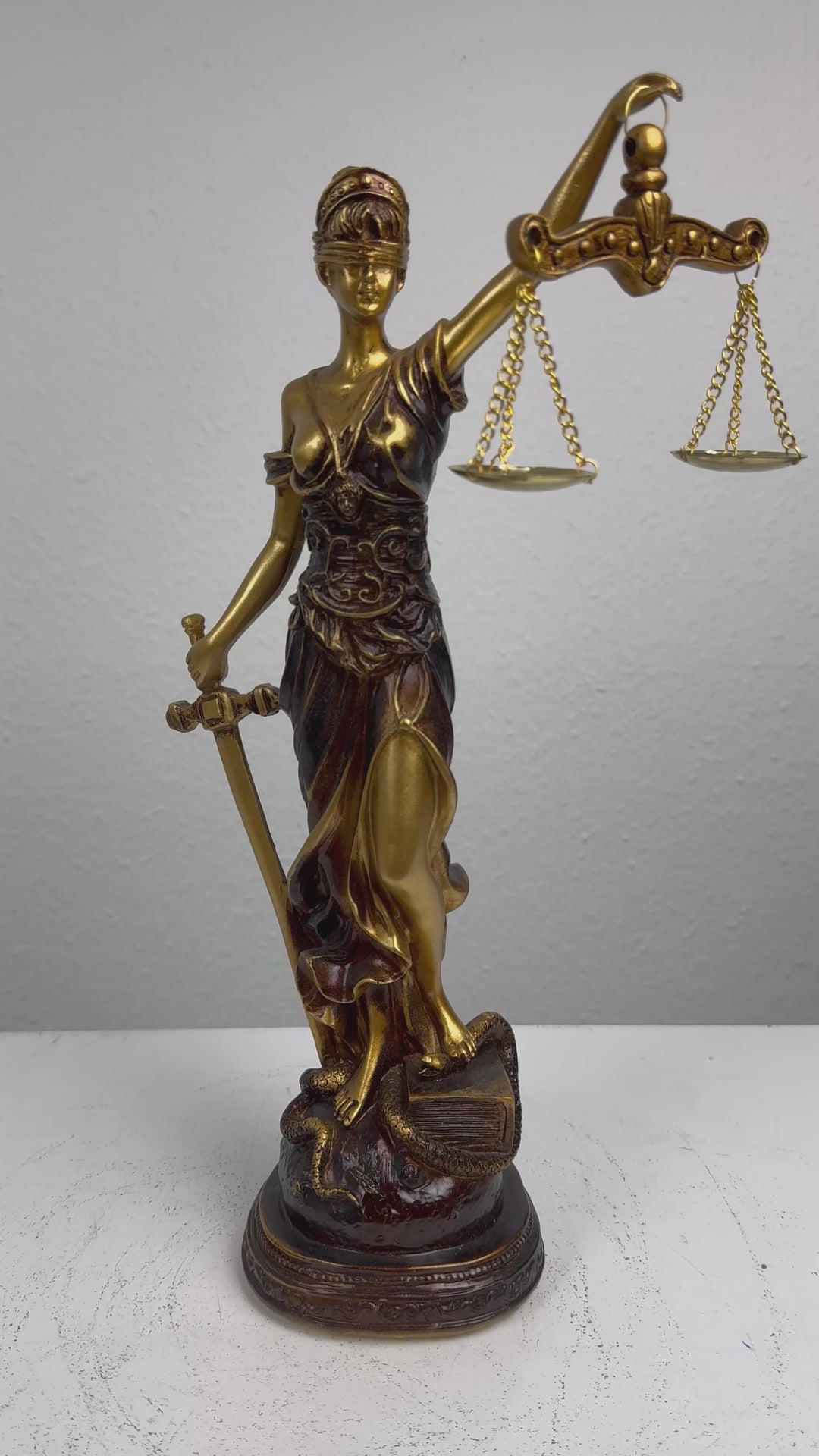 Escultura de la Dama Justicia – Símbolo de Ley y Equidad (Acabado Latón Oscuro)
