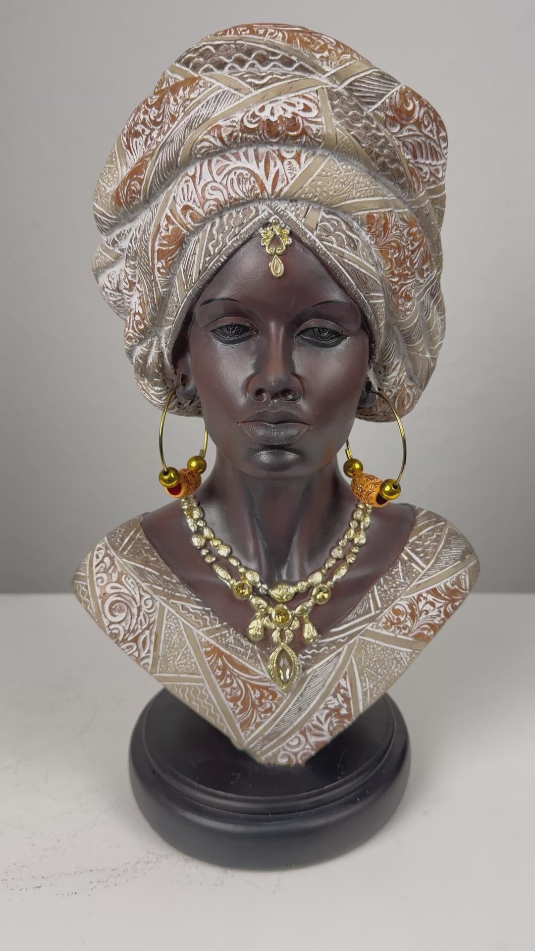 Escultura de Mujer Africana en Blanco y Dorado